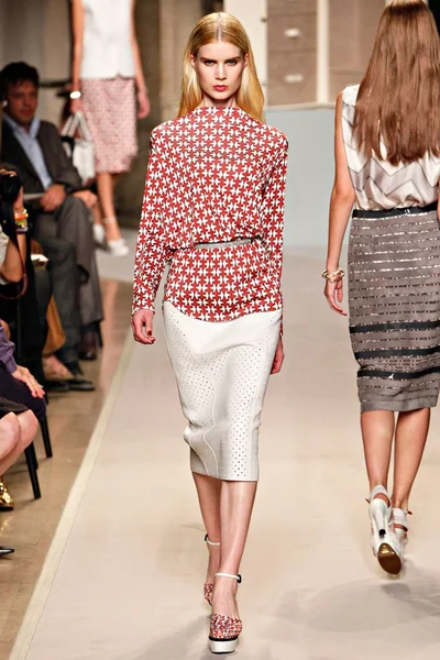 Look 10